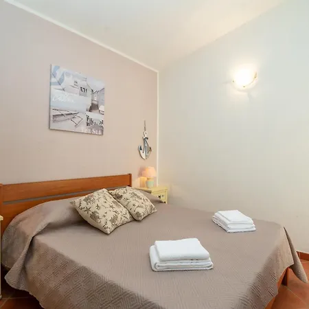 Semesterbostad Alice *